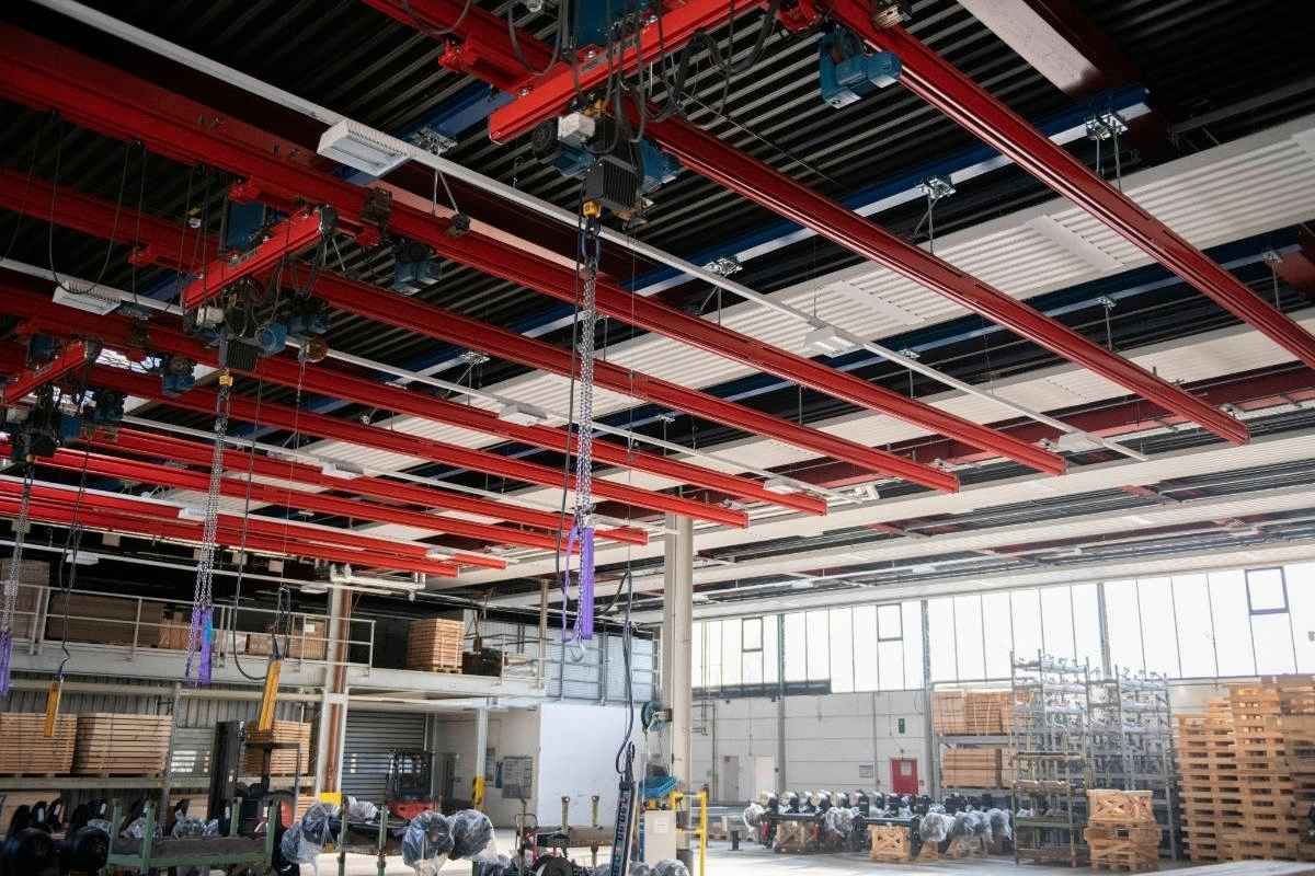 frenger deckenstrahlplatten oberhalb deckeneinbauten in industriehalle